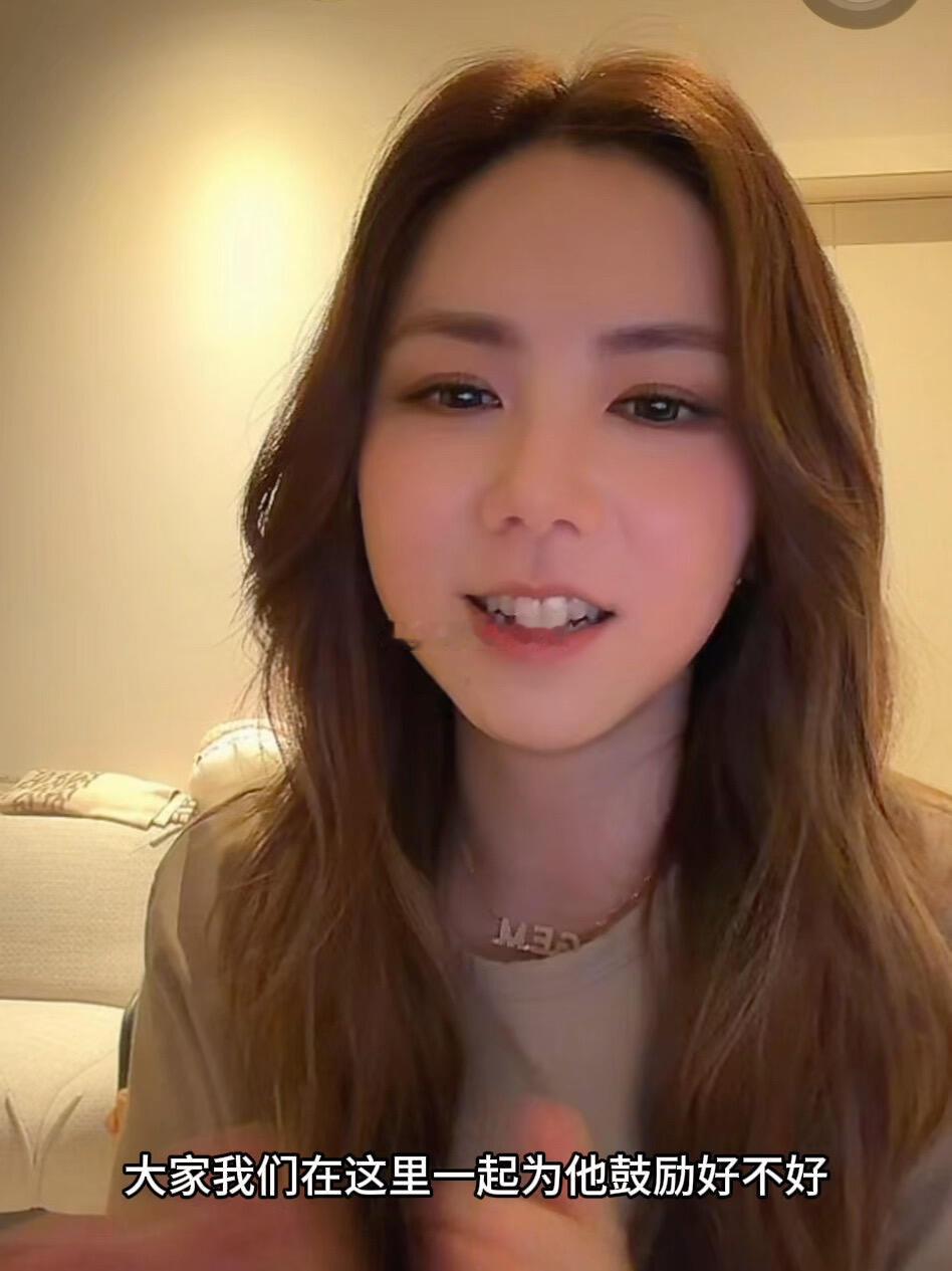 邓紫棋的兵都来看尤长靖了乐坛难得的良性互动！邓紫棋不吝啬分享自己的作品，主动为后