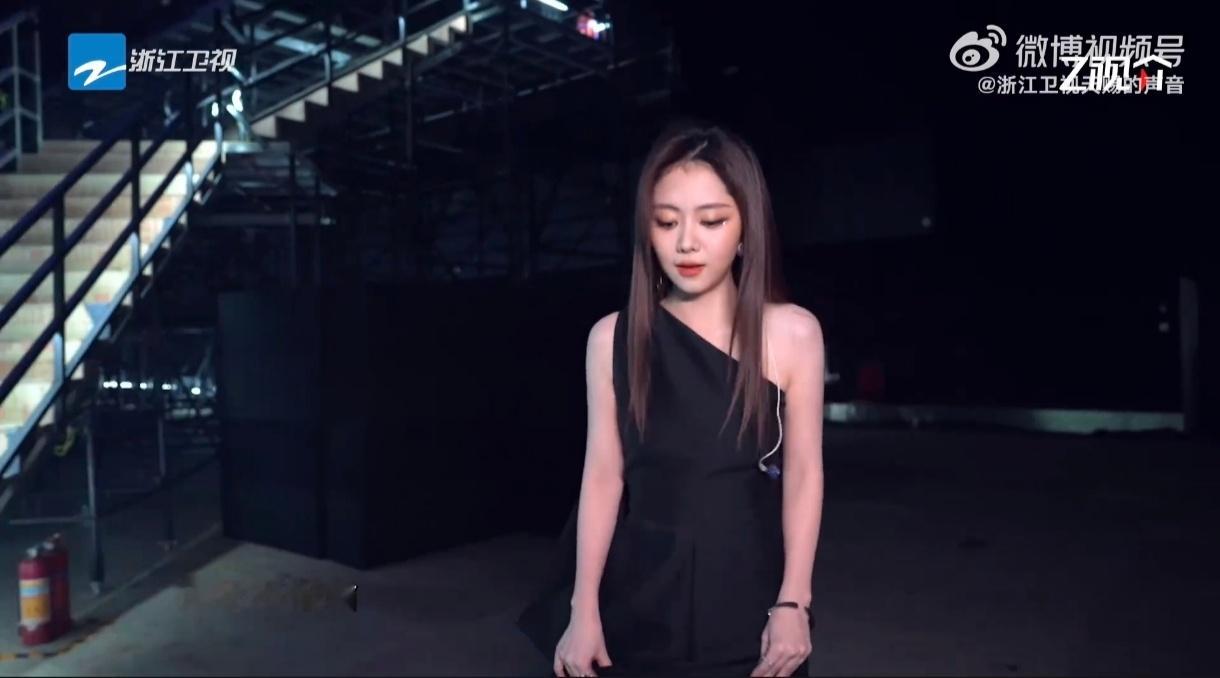谭松韵不怕天赐输谭松韵独特的舞台观格外戳人，参赛不求取胜只求不惧失败。为呈现完整