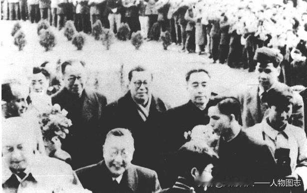 1957年4月10日,周恩来陪同外宾到天津大学参观,二排右三为杨石先。
