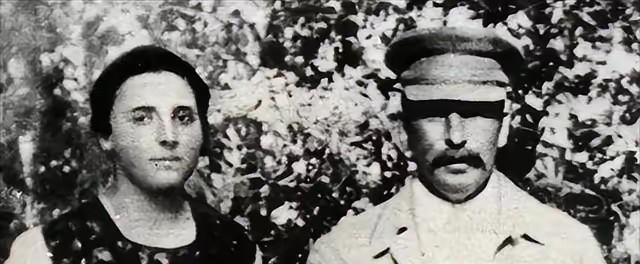 1932年的一天，斯大林喝醉后与一个漂亮的贵妇调情，妻子看不惯发了脾气，谁料想斯