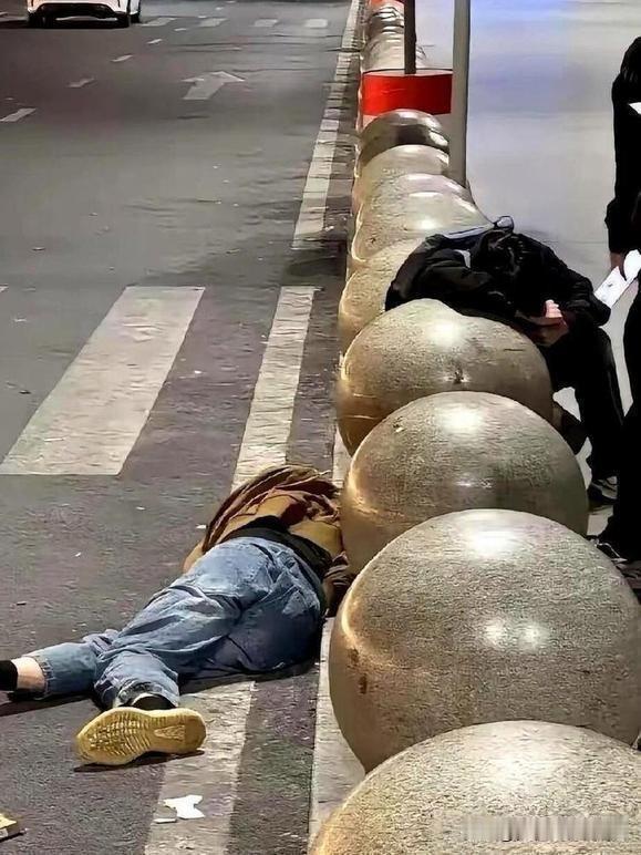 28岁小伙真的很胆大，喝醉酒，直接给31岁女领导发消息：再扣我工资我就娶你，发完