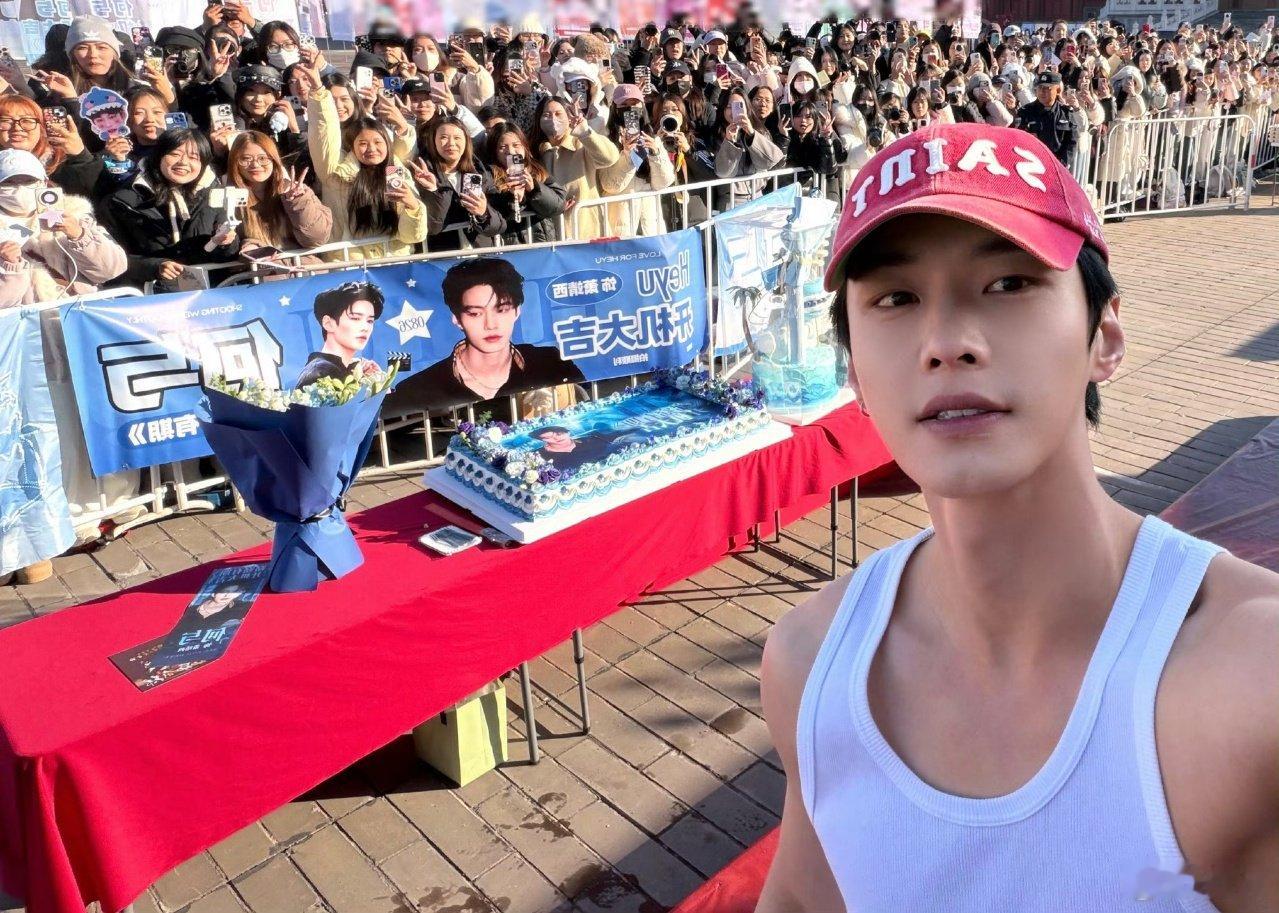 何与新剧开机线下人气何与晒与粉丝合照 何与人气好高啊！ 娱乐