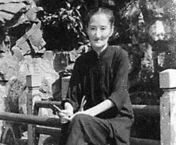 1955年，陆小曼回到家听到一阵女人的叫声，她贴着门缝往里看，一丝不挂的翁端午正