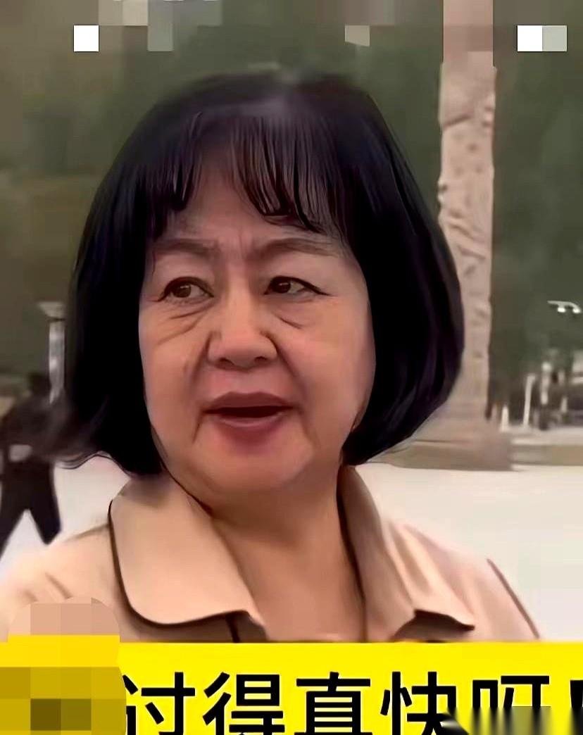 那个曾经霸占了全中国孩子电视屏幕的“童年女神”，最近露面了。
60岁的她，站在镜