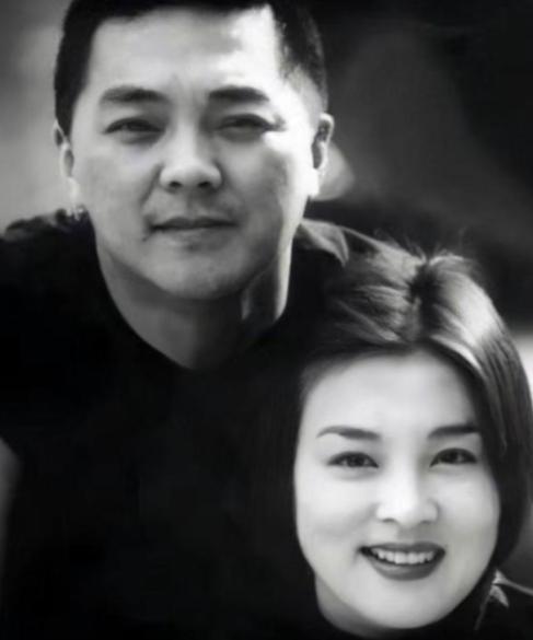 当年，英宁向刚生下女儿不久的妻子赵明明提出离婚，赵明明追问原因，英宁支支吾吾就是