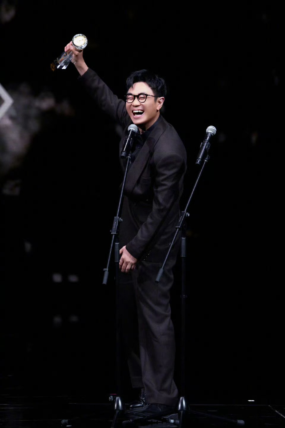 大鹏11年从新人导演成长为最佳导演大鹏获最受传媒关注导演编剧十一年稳步打磨作品，