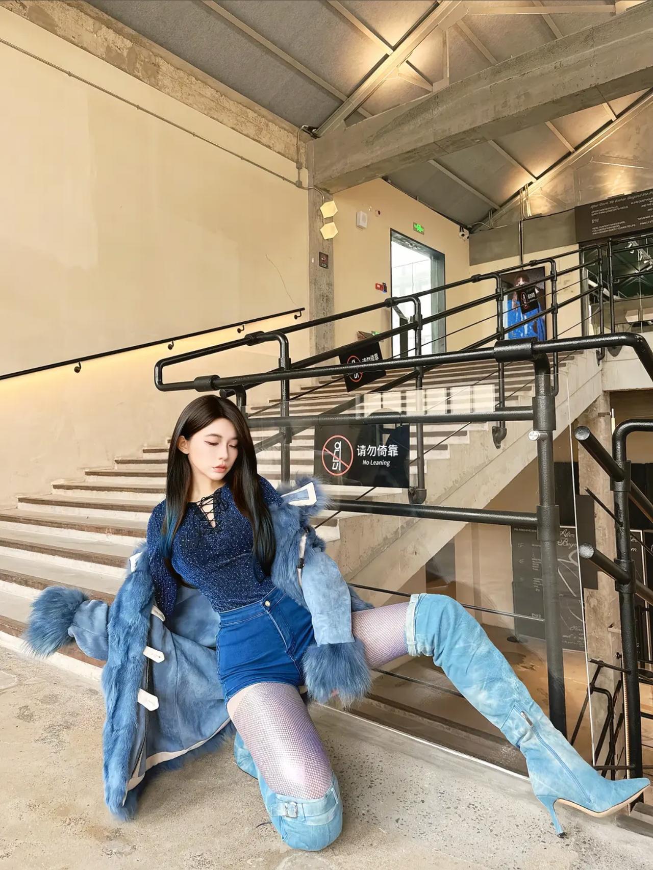 食物链顶端之长靴女神系列:过膝高跟长靴绝对是美女提升气质的神器[赞][赞][赞]