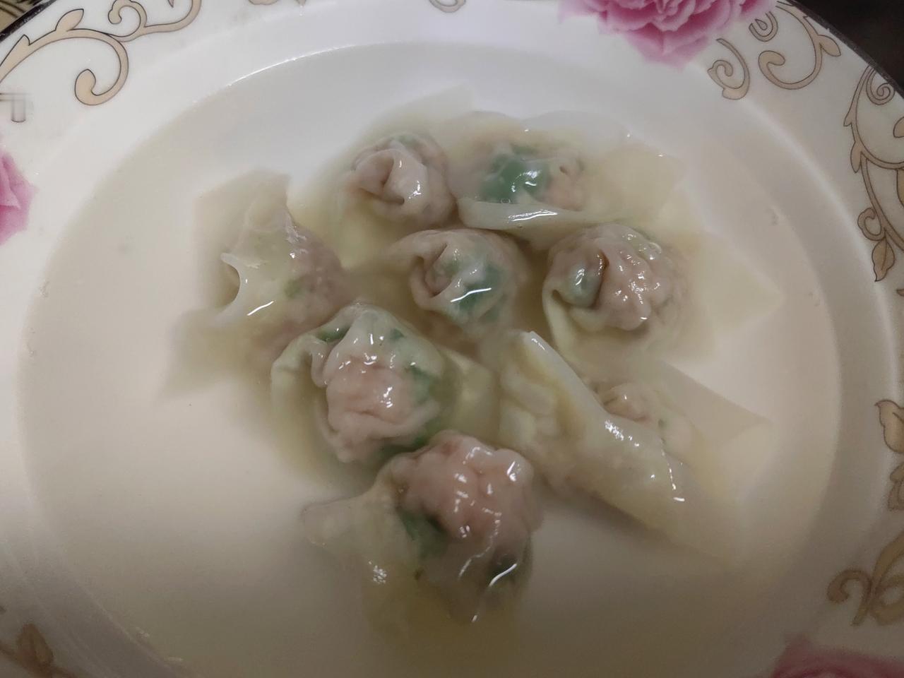 早餐，猪肉胡葱馅小馄饨，我喂的馅，太座裹的。本地小馄饨比这个小，5块钱一碗，估计