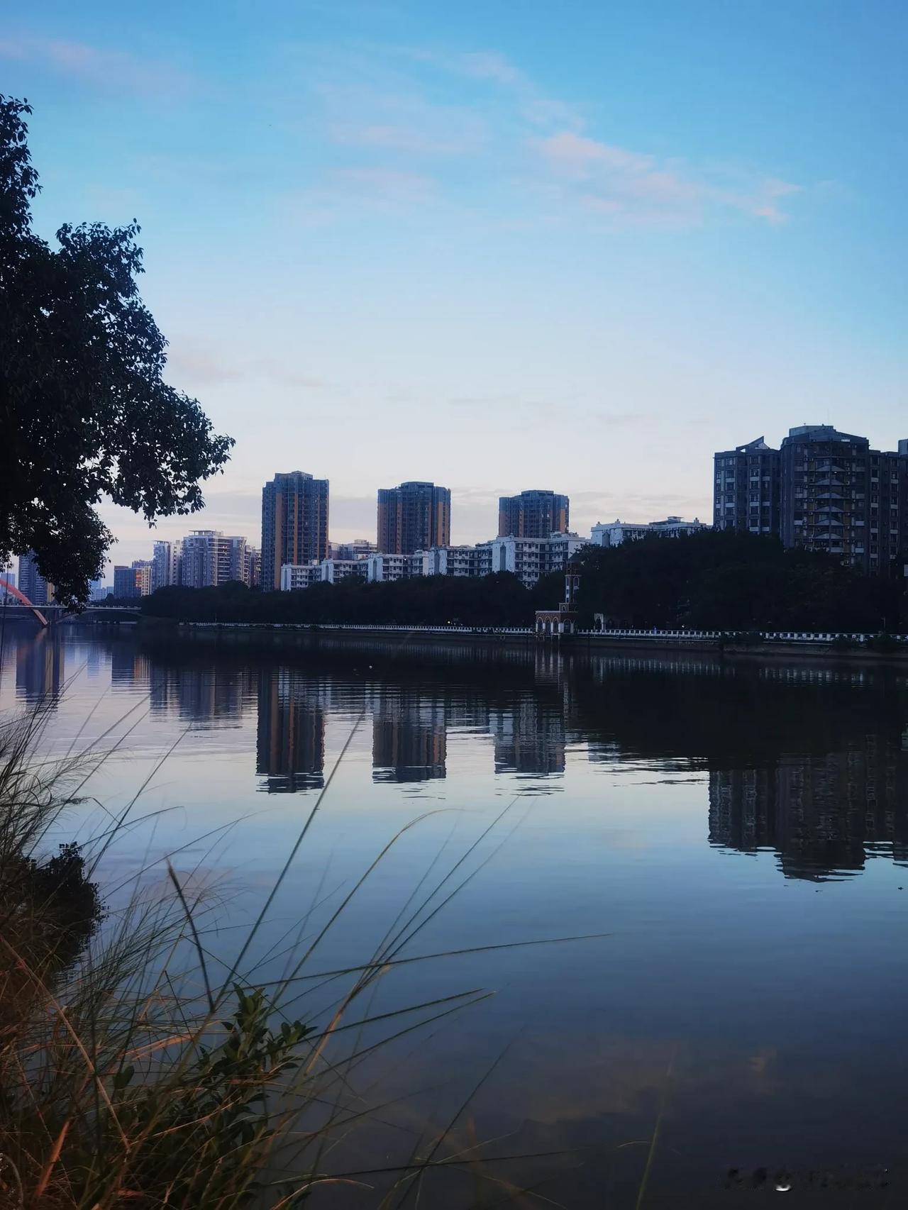 晒一晒手机里的风景照平静如镜，随手拍城市一角的风景，倒影也很美[比心]（原创20
