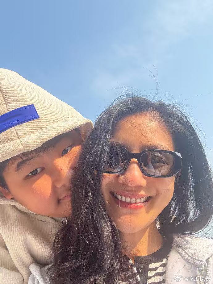 胡可晒与安吉小鱼儿旅行照胡可晒与安吉小鱼儿出游照胡可分享和安吉小鱼儿出游照，从背