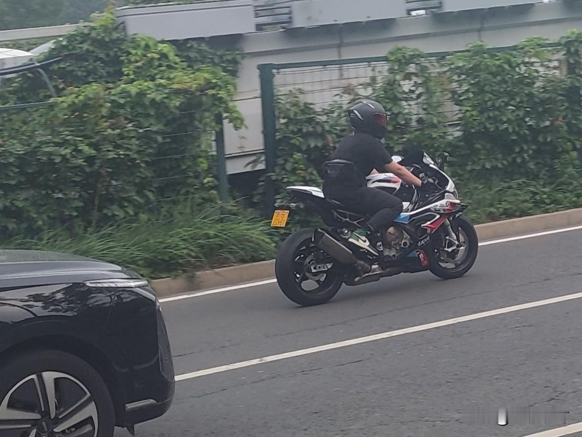 仿赛骑手（宝马S1000RR）
 
1. 安全意识到位
全程佩戴全覆式头盔，完整