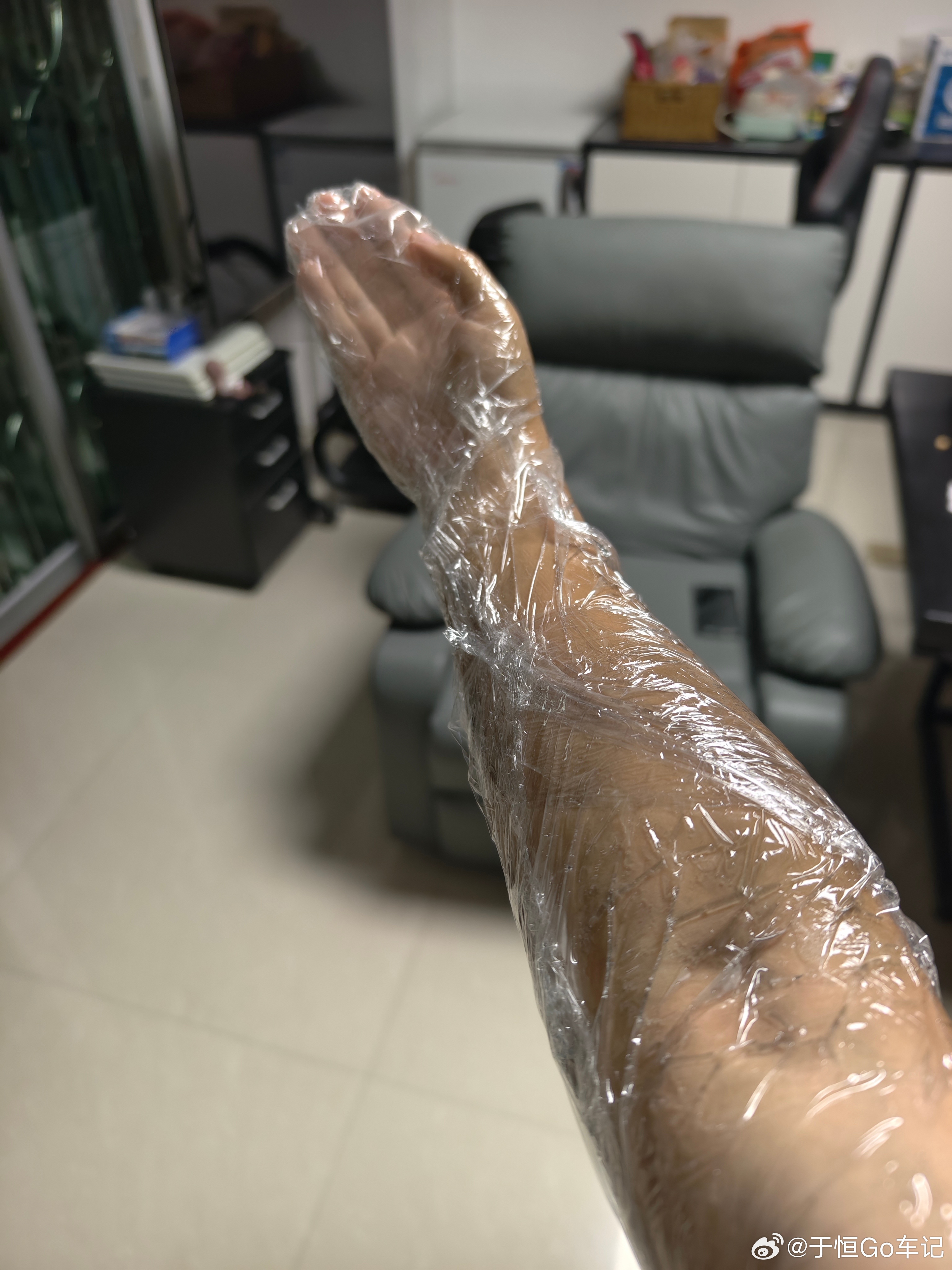 我是实验体001号美白计划开始保鲜膜封好，连续做三四次，右手就比左手白了 