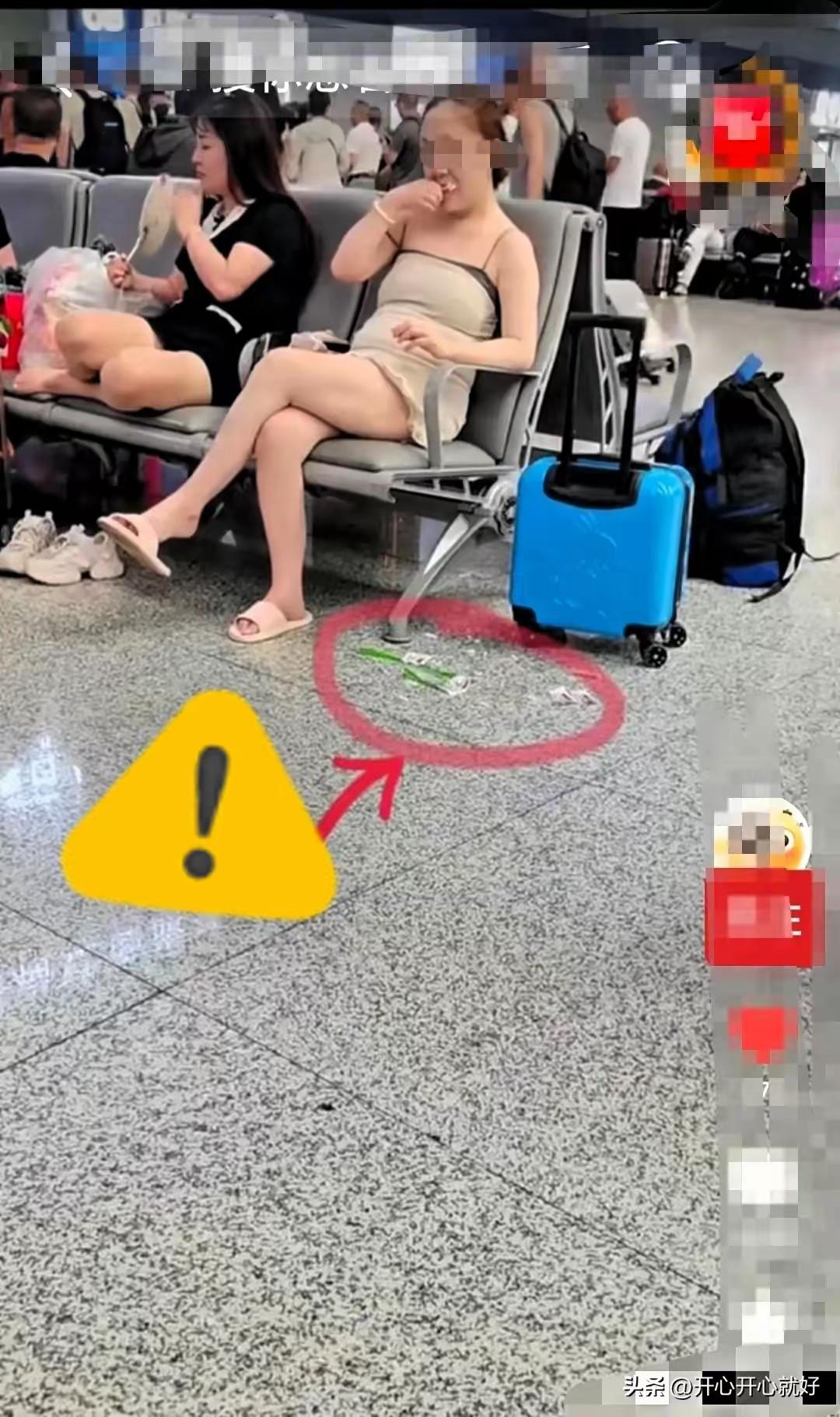 公共场合最让人无奈的，就是这种看似不算大错，却格外败好感的行为。在候车大厅撞见一