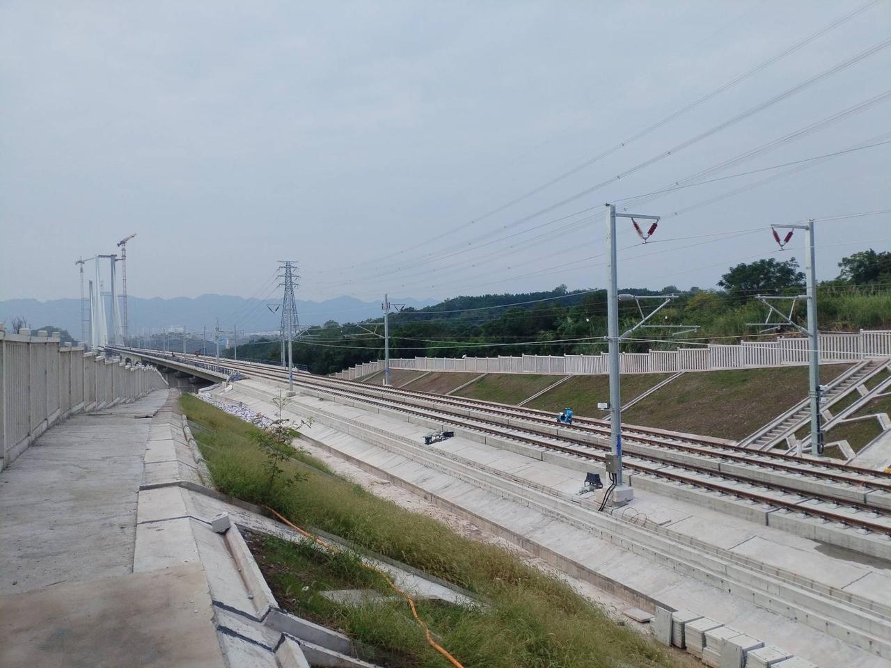 成渝中线高铁从沙坪坝区井口自西向东跨越嘉陵江后，进入两江新区金州城市组团，再通过