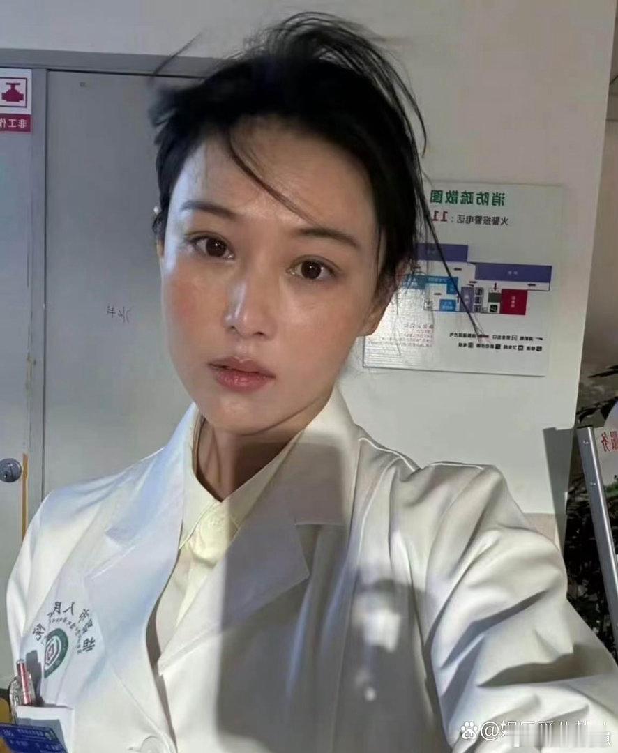 张馨予素颜出镜太惊艳，肌肤细腻透亮，好皮肤惹人羡慕。 
