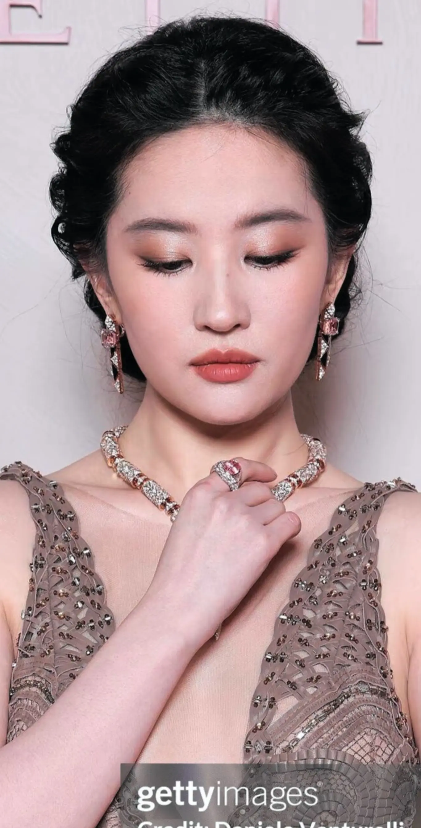 刘亦菲低眉慈悲菩萨面相，大地之母气质。，大地之母气质