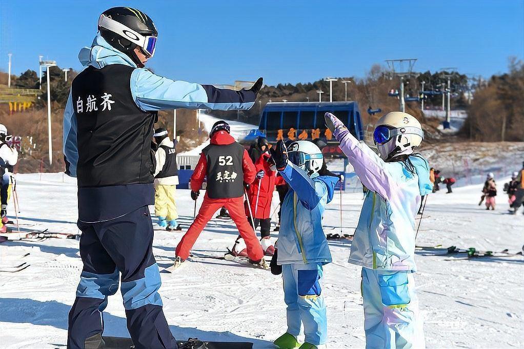 央视新闻：进入冬季，多地中小学生相继迎来“雪假”出游热度高涨。11月29日至12