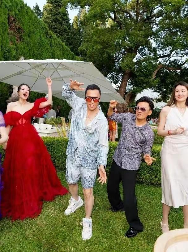 王宝强曾带女友冯清与甄子丹夫妇相聚，甄子丹戴红眼镜，他妻子穿红裙子，甄子丹夫妻俩