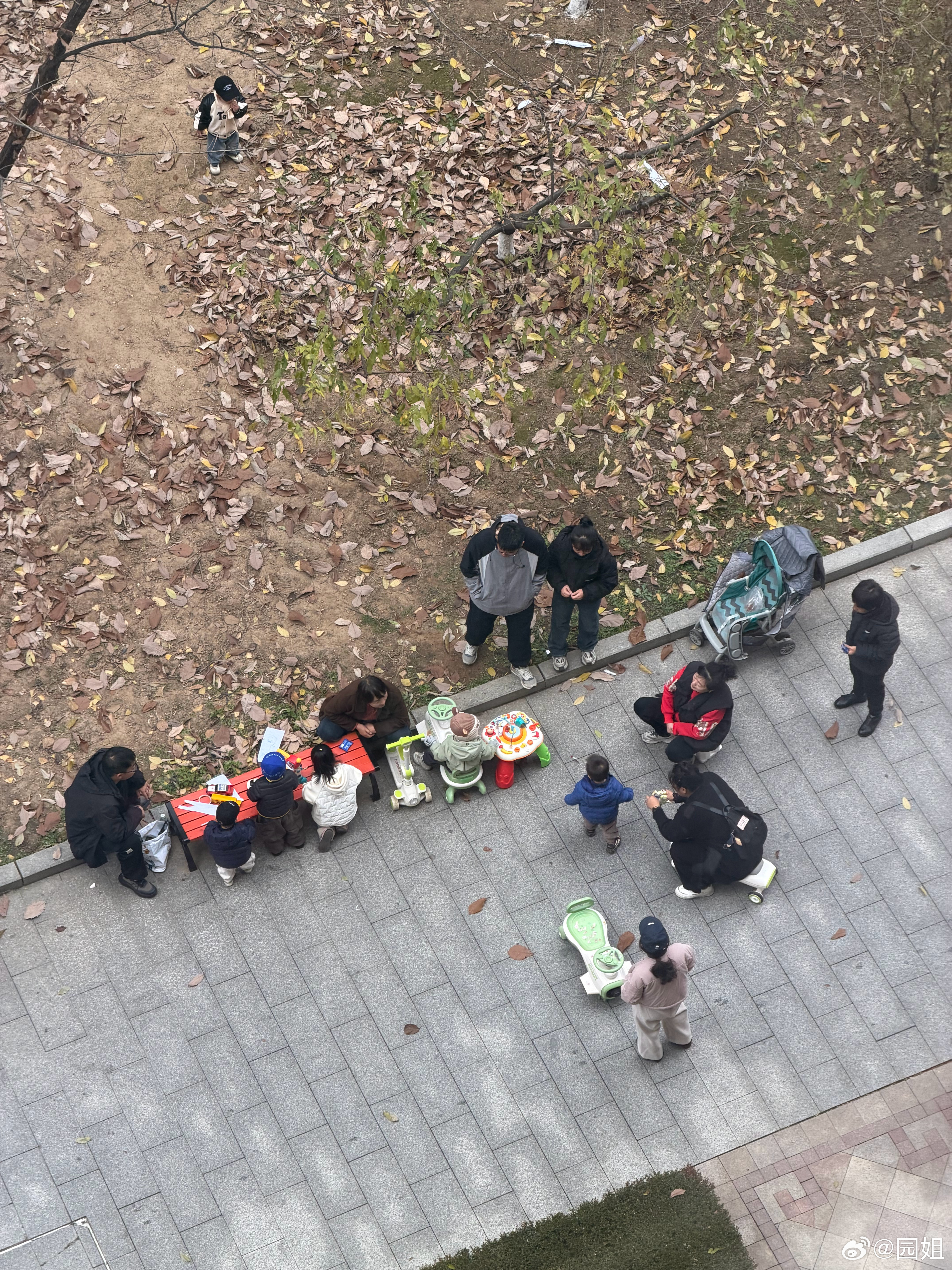 每到休息日，我家楼下就一群小朋友，都是来找二宝玩，二宝要是不下去他们就不玩