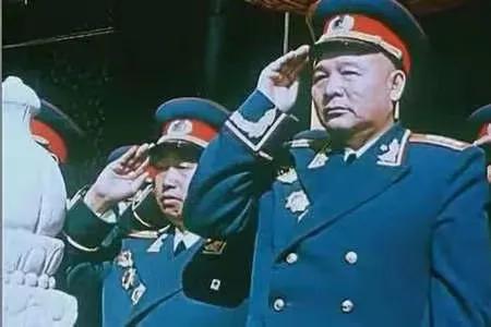 毛主席对徐海东的评价是“对中国革命有大功的人”。“工人阶级的一面旗帜”“最好的共