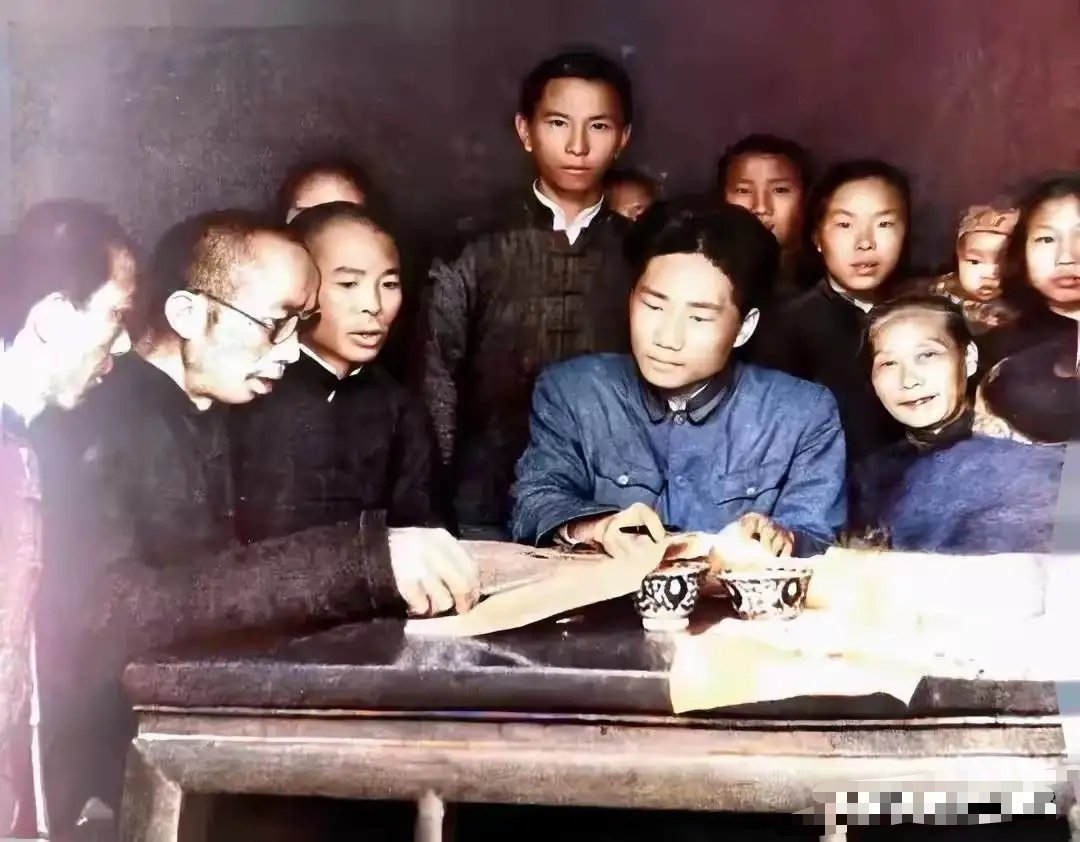这是1950年毛岸英遵照毛主席嘱托回到湖南韶山的上色修复老照片。 