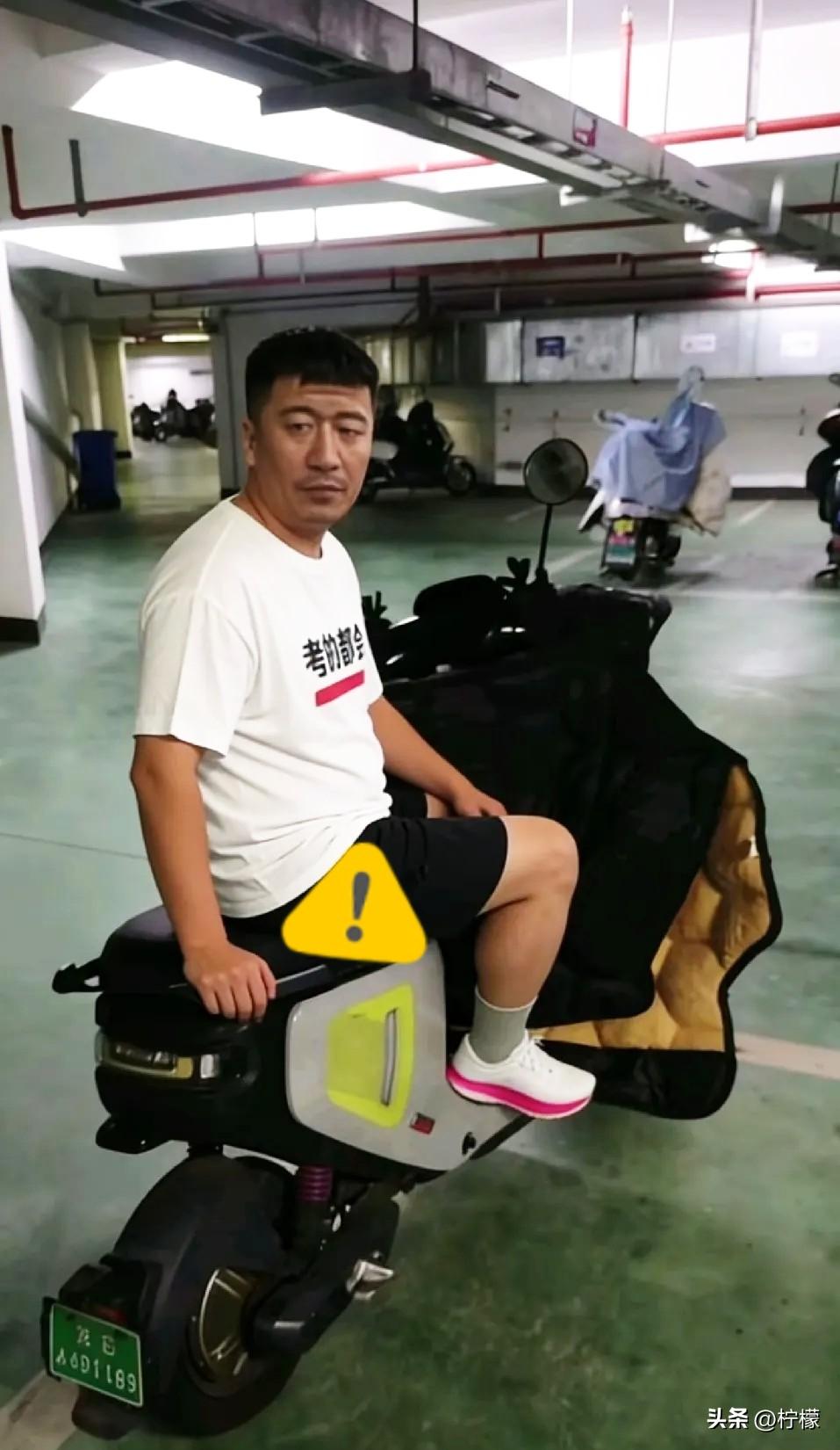 车库里的电瓶车安静伫立，
像是在静静等候那个再也
不会归来的骑士。

他这一生，