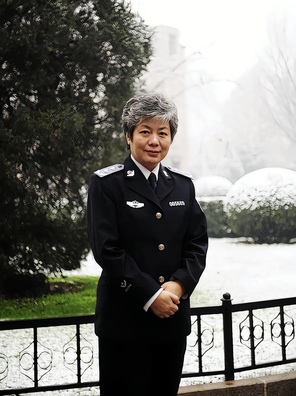 “不能判刑，那就高额罚款！” 中国人民公安大学李玫瑾教授建议，凡是扶了老人被要求