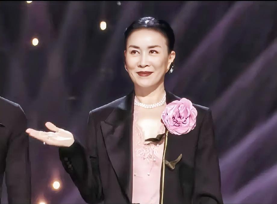59岁的那英属于越老越美的那一种
什么也比不上她的嗓音
太有辨识度了
她真的有抗