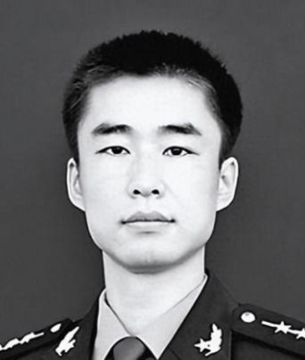 2012年，山东一名军人请假回家，但迟迟不见归队，上级领导打过去电话询问，三岁的