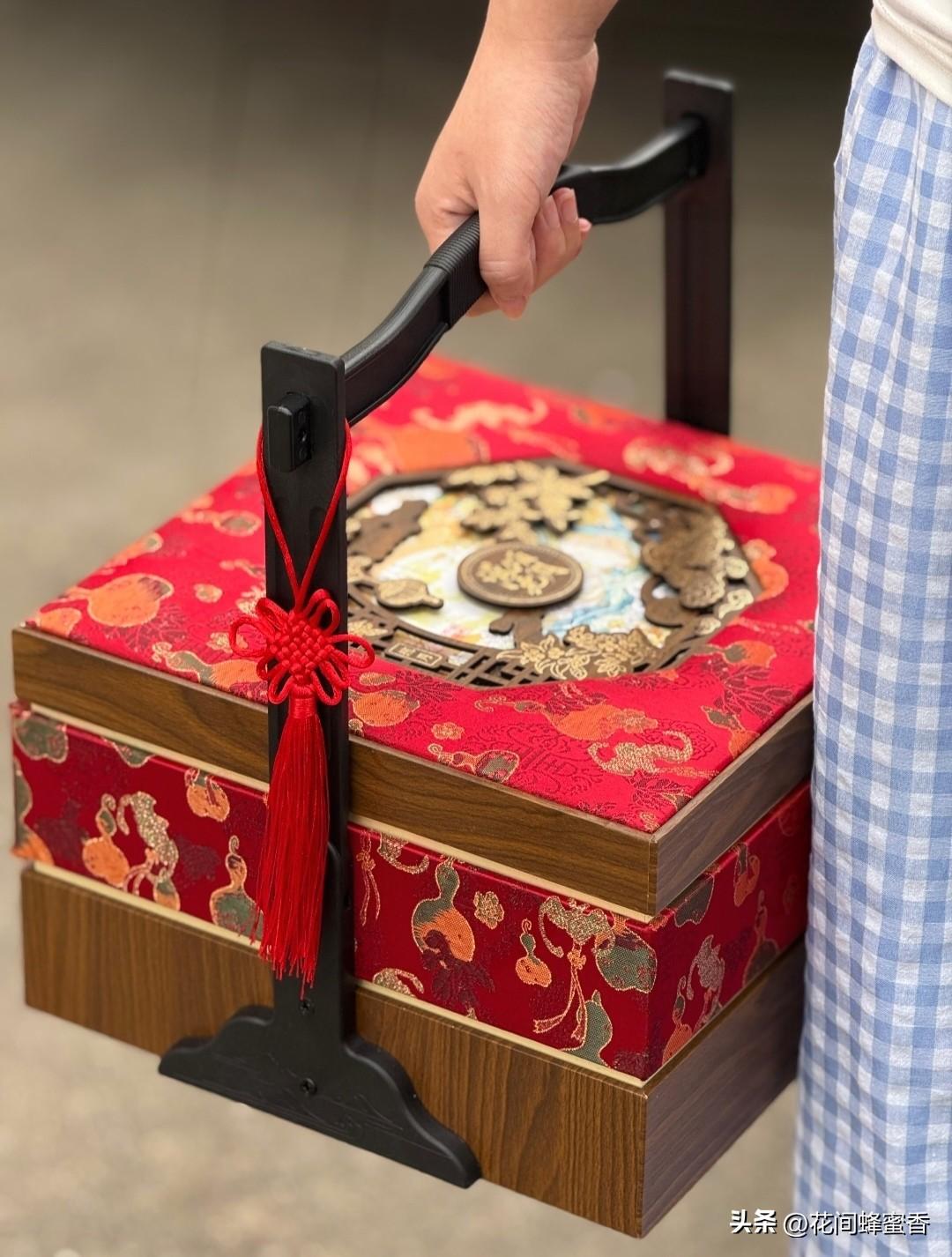 太有意思！
一盒月饼走5家亲戚，
兜兜转转竟回到自己家…
 
中秋送礼，出现过不