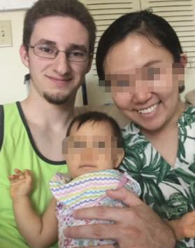 “你应该滚回中国去！”“别用亚洲人的脏习惯喂我的孩子！”2019 年美国一男子不