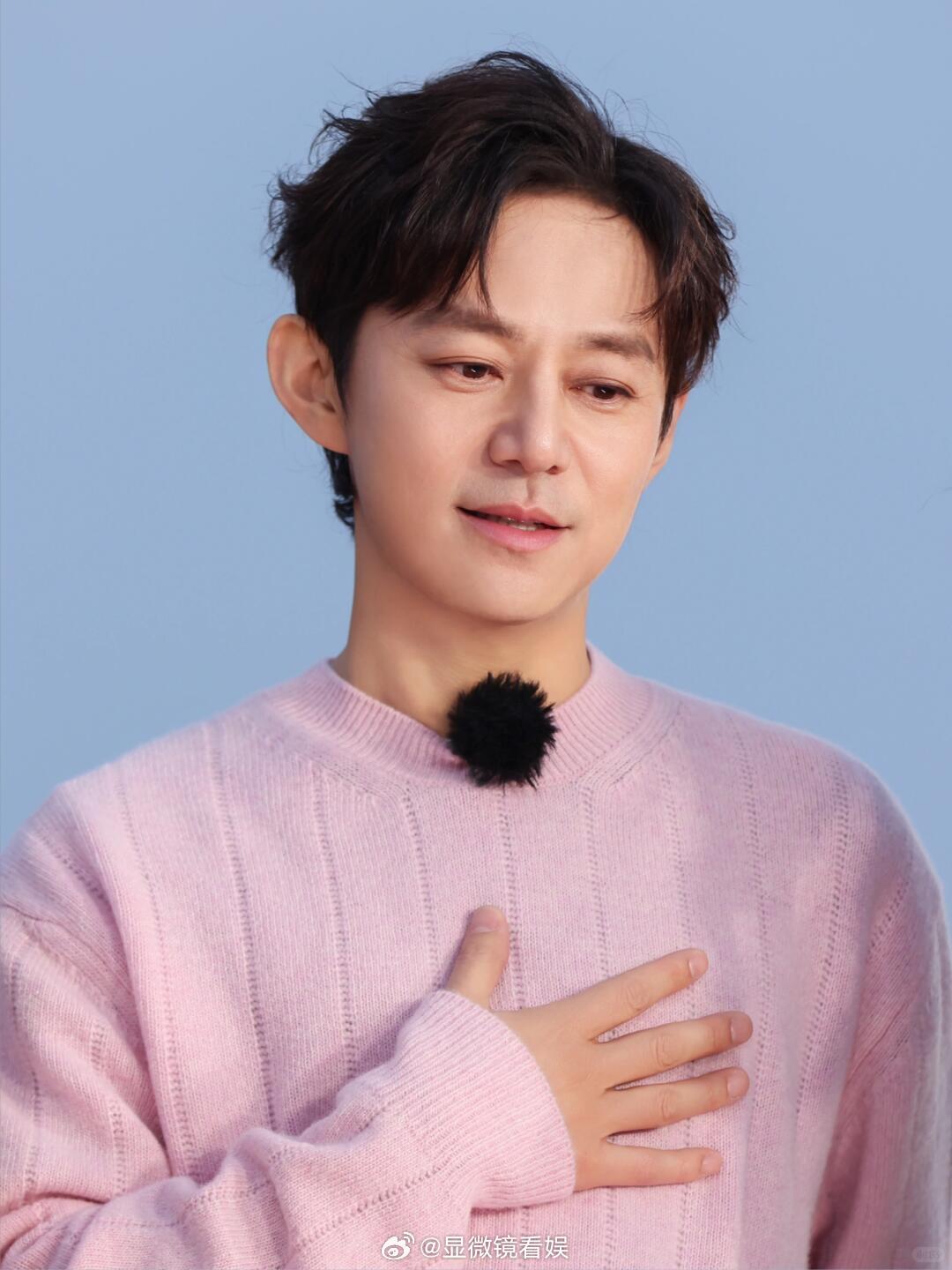 何炅一开始主持快本只是去帮忙 谁能想到陪伴大家整个青春的快乐家族核心，最初只是以