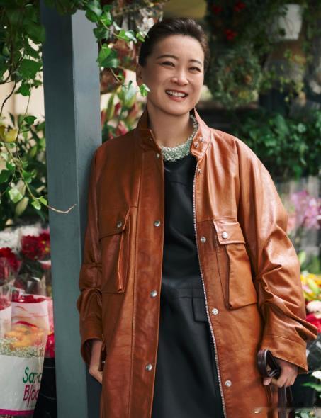 贾玲G社生图 贾玲参加米兰时装周，身穿Prada品牌2026春夏系列棕色皮衣，搭