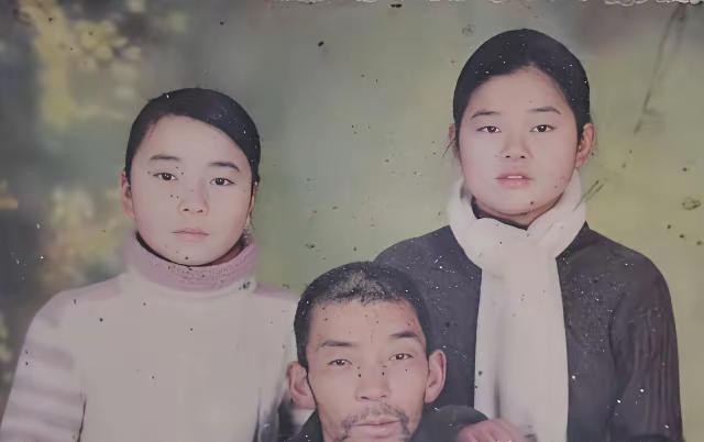 [月亮]1992年，武汉街头的煎饼摊主捡到2个女婴，他终生未娶，二十年后，女儿们