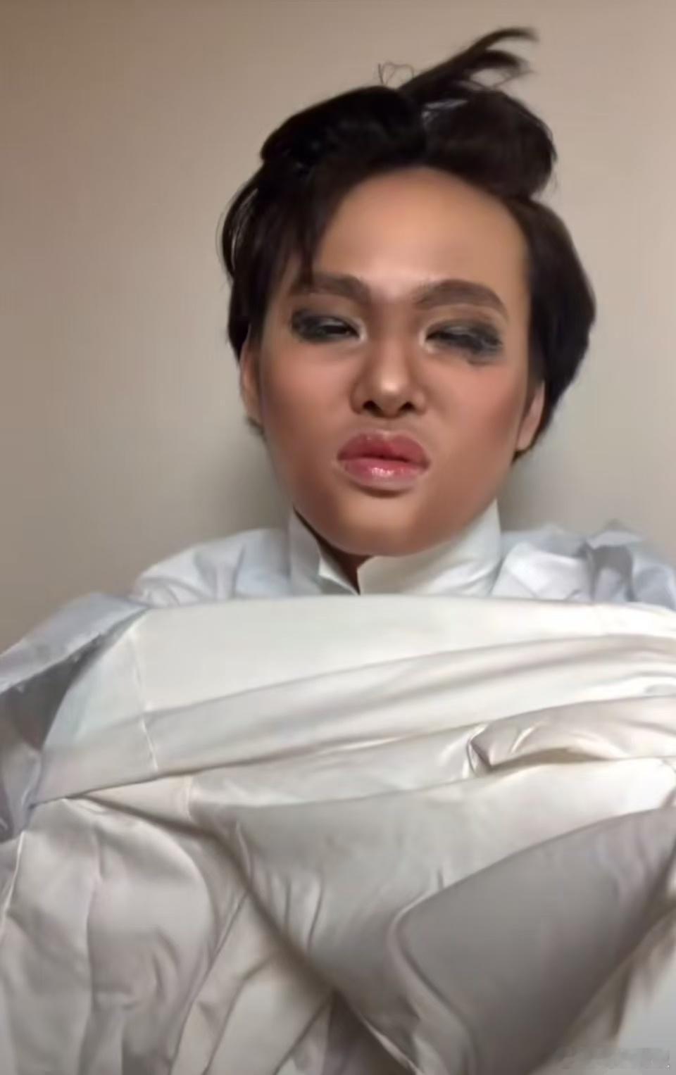 朴振英方时赫仿妆方时赫朴振英仿妆朴振英方时赫仿妆，像吗。，[爱慕][爱慕][爱慕