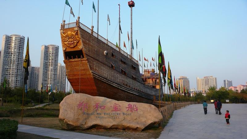 郑和船队的“海盗保险”：幽默退敌秘术

野史载郑和下西洋遇海盗，命人抬出腌菜坛高