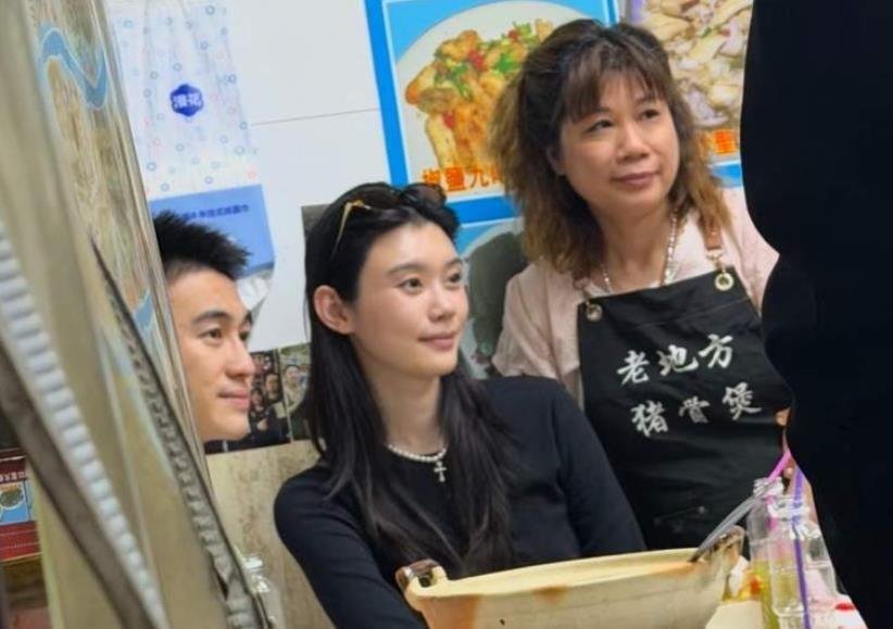 何猷君奚梦瑶和保镖同桌吃饭，保镖戴手套吃猪排饭，像朋友一样 