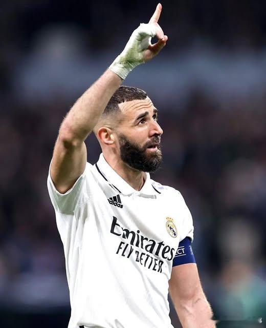 【接受不了前面的人进球比你多】本泽马分析皇马目前的问题：皇马现在缺的就是团队配合