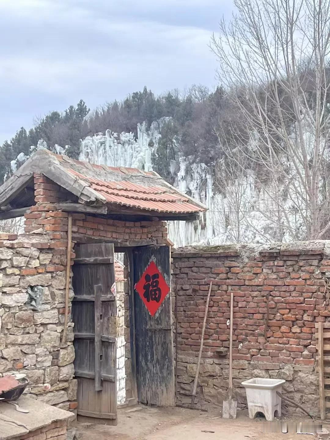 我们村里土地准备流转了，说是到时候发股权证，先试点，就是试点村，上面号召的必须执