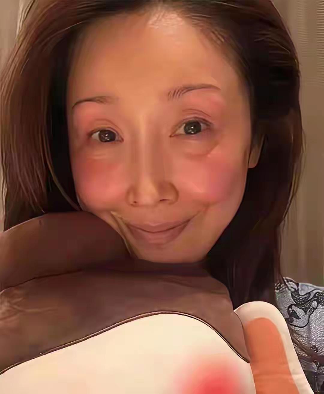 老天爷啊，这变化也太惊讶了吧！百分百的人都可能认不出来她是谁了吧？