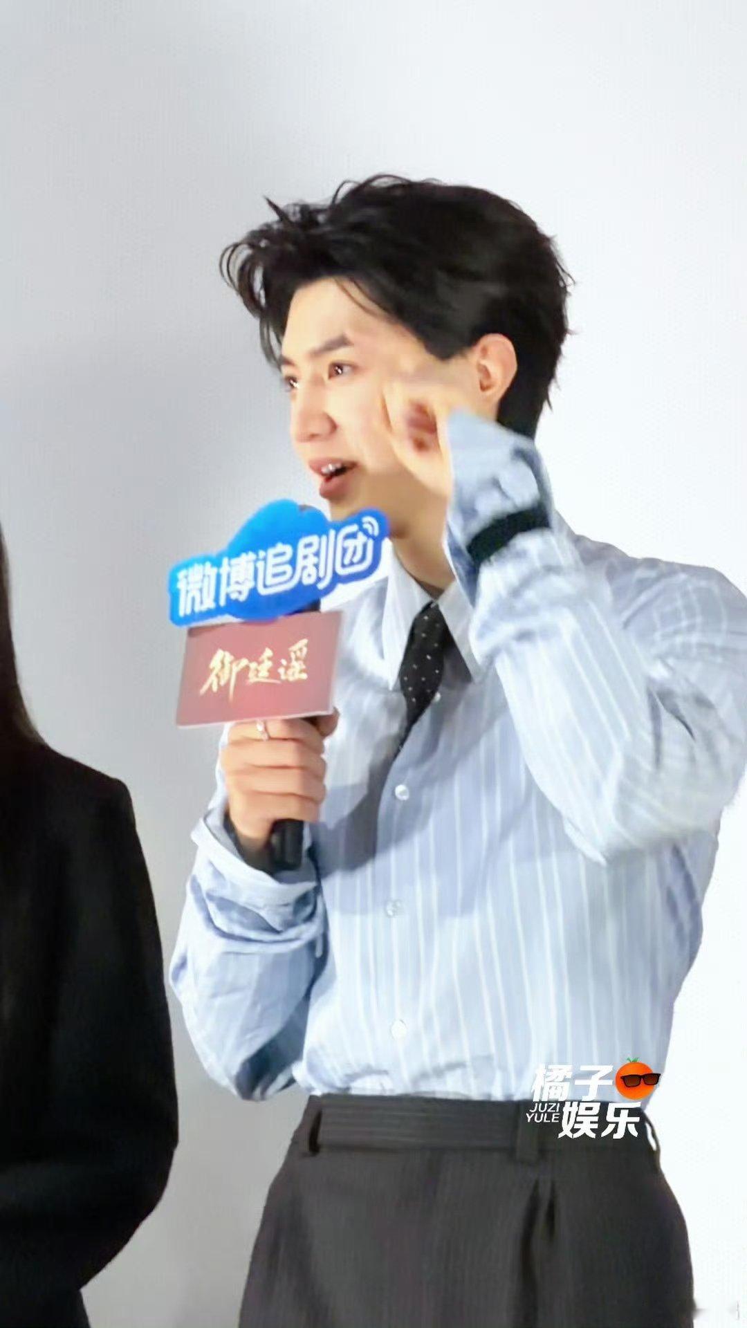 陈哲远吴谨言回应唱omg陈哲远说被吴谨言带跑调了追剧团的快乐是他们俩给的，我要再