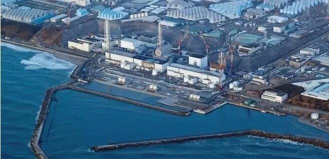 当初日本把核污水往海里倒，全球骂声一片，连海鲜都没人碰。可两年过去，不但日本海鲜