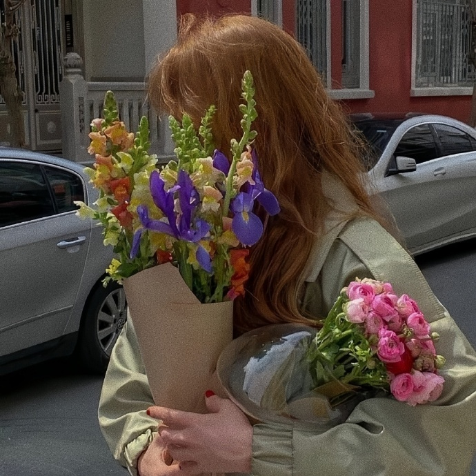 不扶烂泥，不凋朽木，不干涉别人的因果，不强迫任何人觉醒，允许花是花，树是树，允许