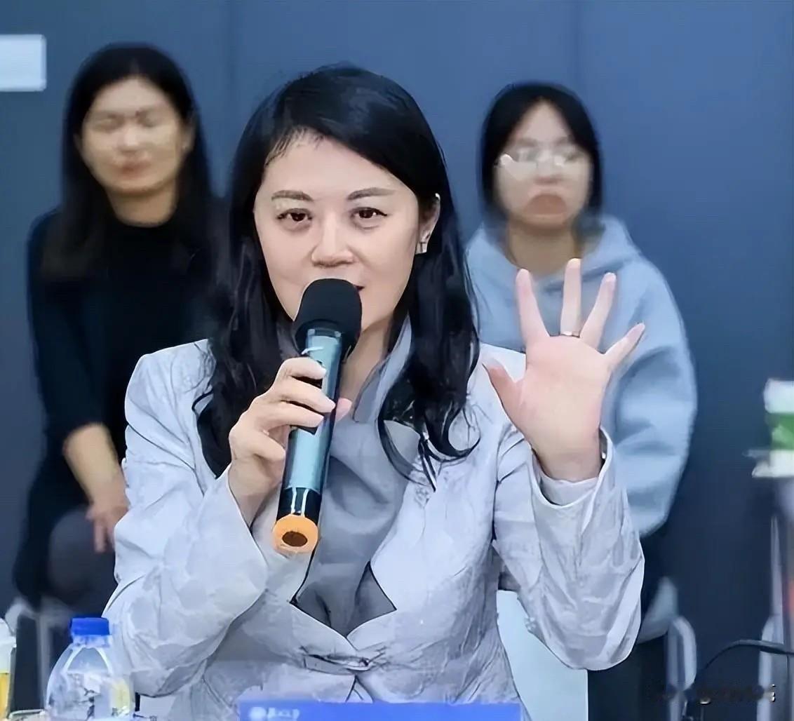 曾经红极一时的央视才女姜丰，是90年代很多观众的记忆。国际大专辩论赛一战成名，进