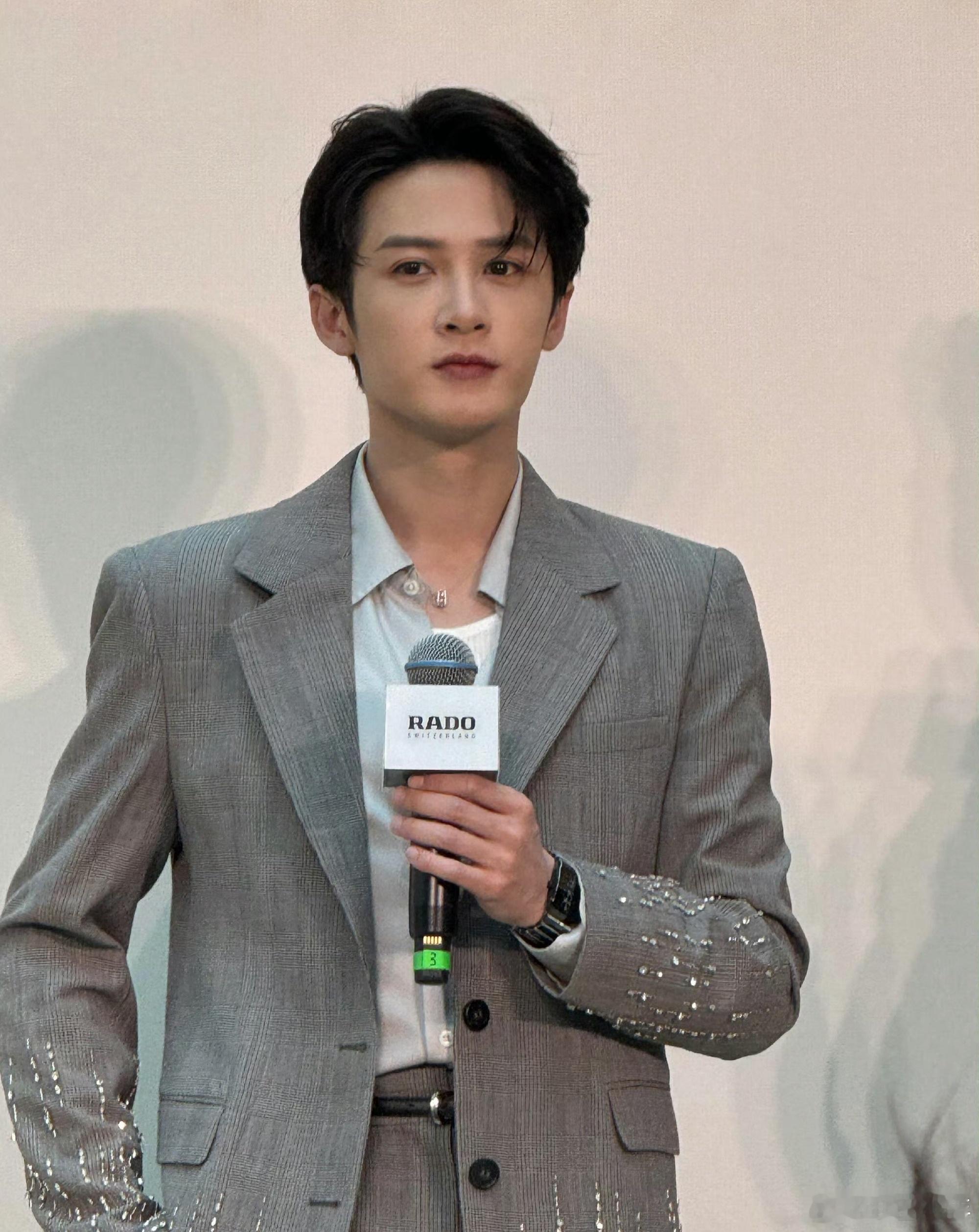 檀健次三亚生图 救命！这是什么生图天花板！轮廓利落线条优越，海风拂过的发丝都透着