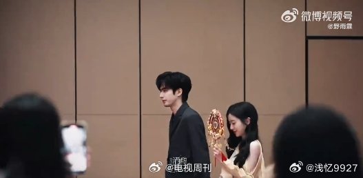宋威龙包上恩十指相扣出场韶华若锦超前见面会《韶华若锦》发布会上的甜蜜时刻，宋威龙