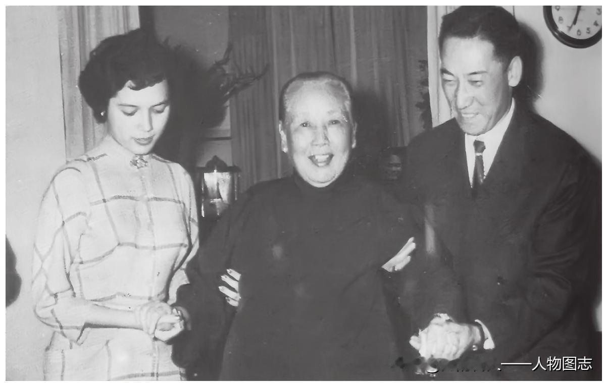 蒋纬国、邱爱伦与养母姚冶诚