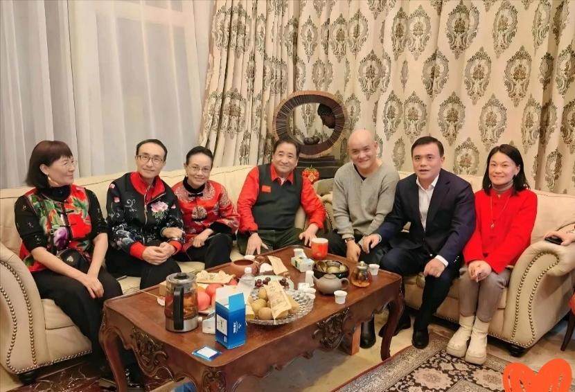 身在异国衣冠楚，每月照领退休补。

红酒一杯歌嘹亮，家安芝加哥湖旁。

一口乡音