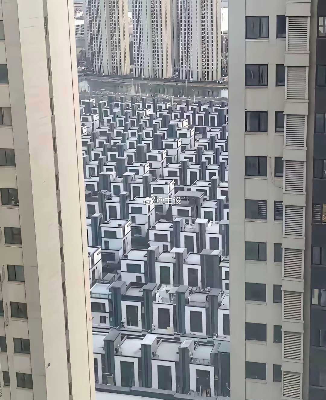 第一眼看上去以为是公墓，再细看，原来是别墅。