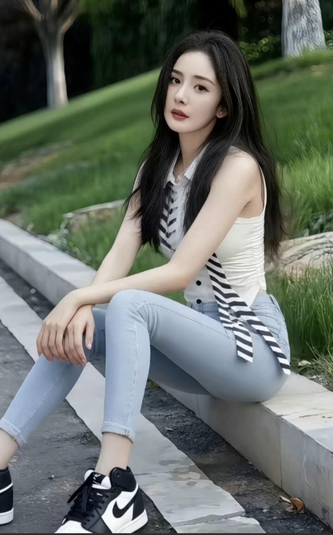 杨幂这身穿搭太有参考性了！
简约背心配浅蓝牛仔裤，休闲又清爽，
款式简单不浮夸，